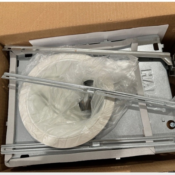 Halo Recessed 6" Lighting Kit with Housing and Trim H645456 kit - Picture 2 of 2